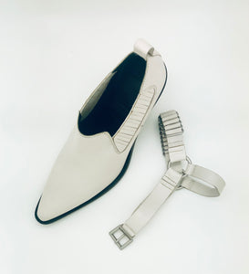 Scarpa  in pelle color off white con elastici e cinturino - Antoinette concept store