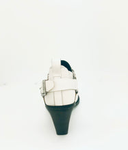 Scarpa  in pelle color off white con elastici e cinturino - Antoinette concept store